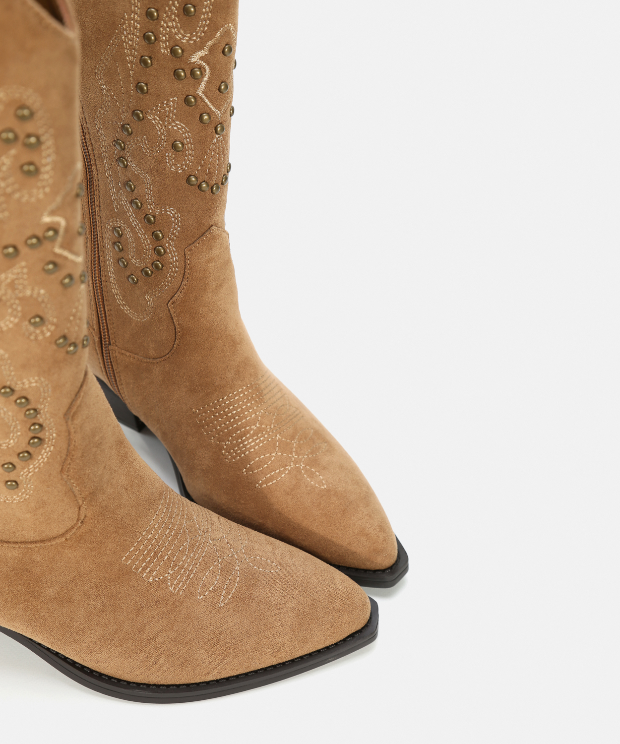 Botas cowboy tac&oacute;n media ca&ntilde;a tachas  image number null